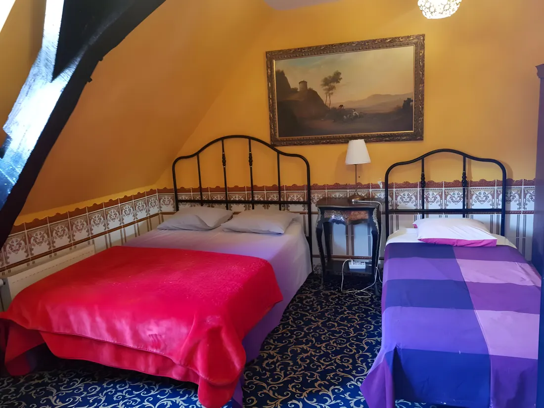 Triple room with expanded seating area and Moorish details at Hotel Mozart Brussels